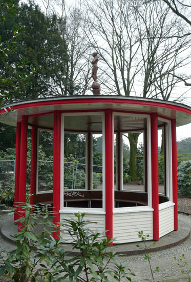 Pavillon mit neuer Dach-Figur