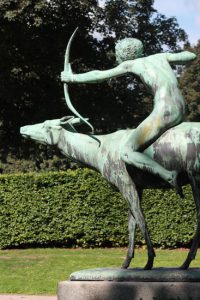 Skulptur Diana auf der Hirschkuh