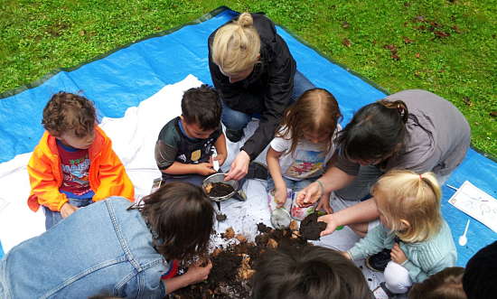 Kinder untersuchen den Boden