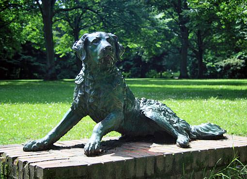 Skulptur Bronze liegender Hund 