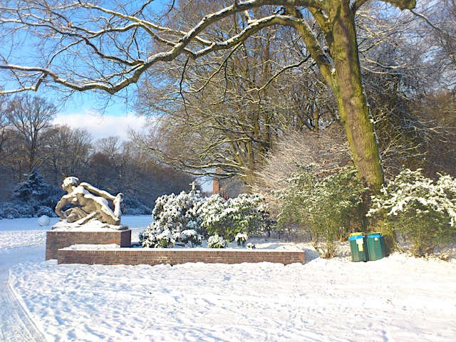 Skulptur im verschneiten Stadtpark